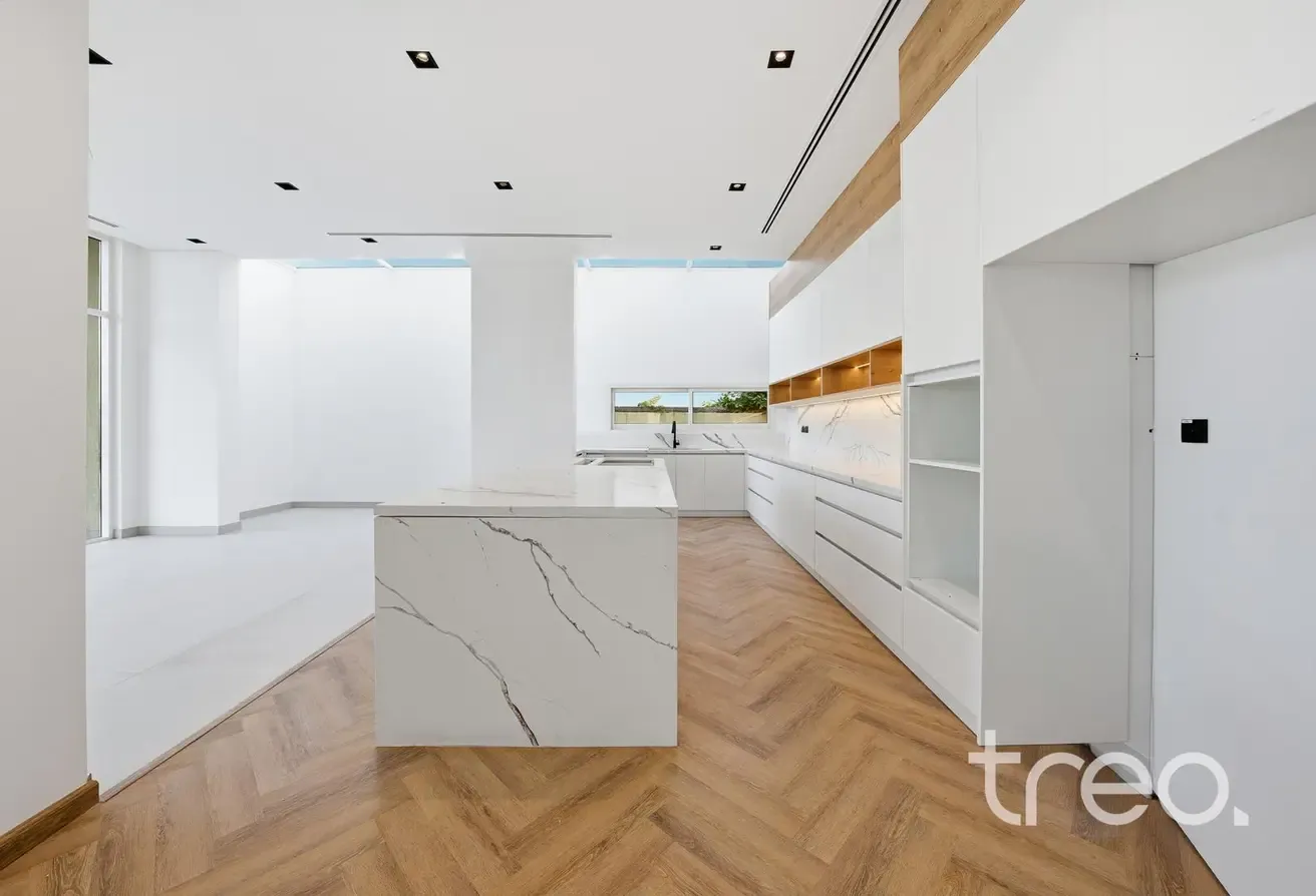 Custom Built | 6 bedroom | Single Row | Vacant