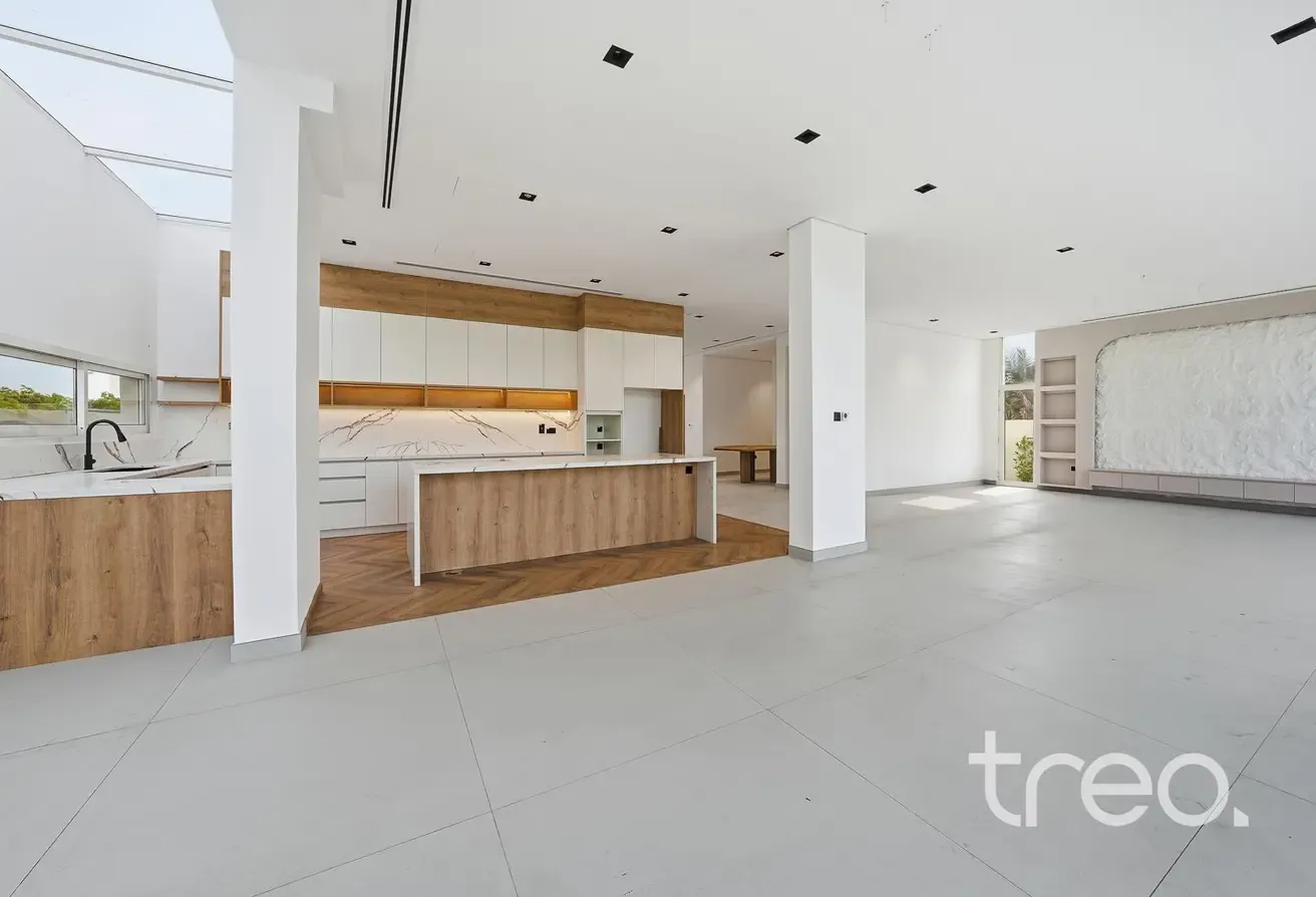 Custom Built | 6 bedroom | Single Row | Vacant
