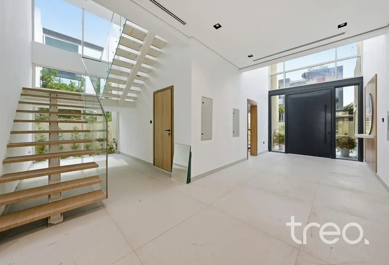 Custom Built | 6 bedroom | Single Row | Vacant