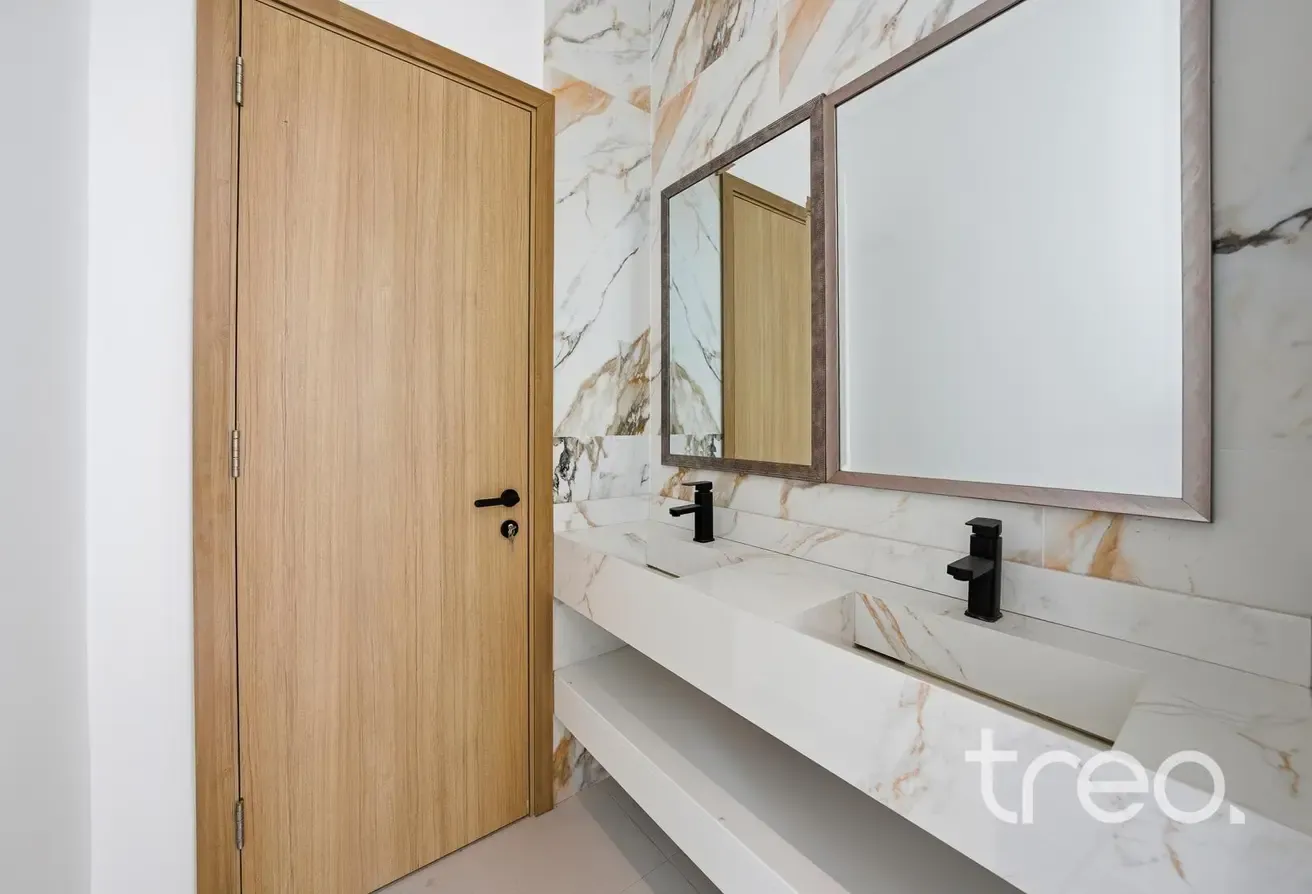 Custom Built | 6 bedroom | Single Row | Vacant