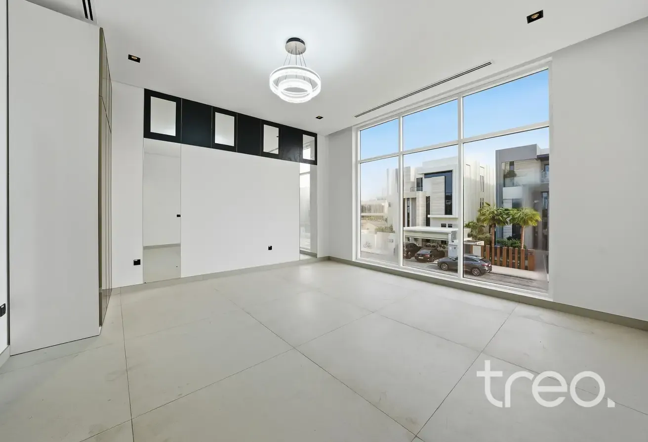 Custom Built | 6 bedroom | Single Row | Vacant