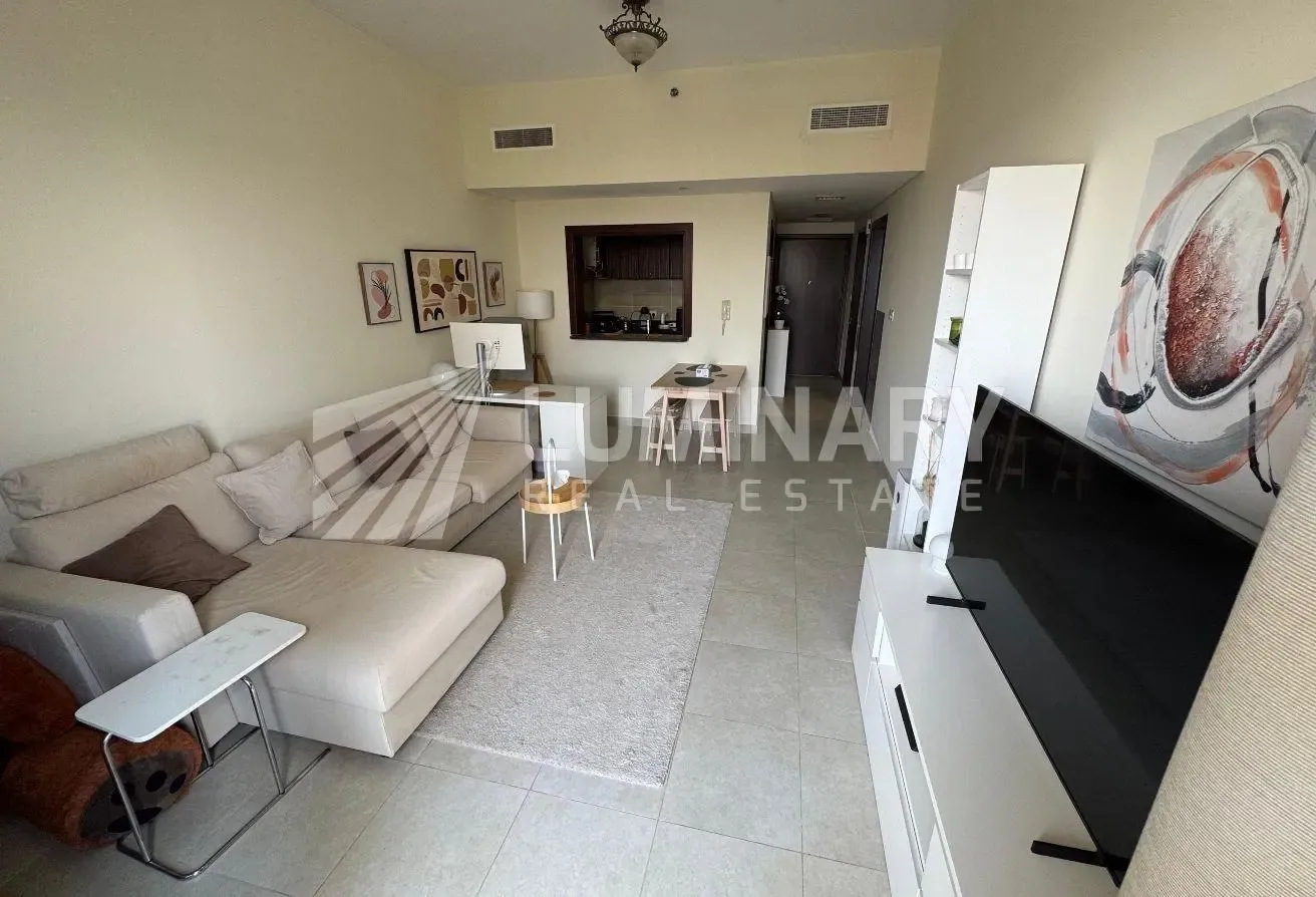 1 BR Apartment in Liwan with Covered Parking