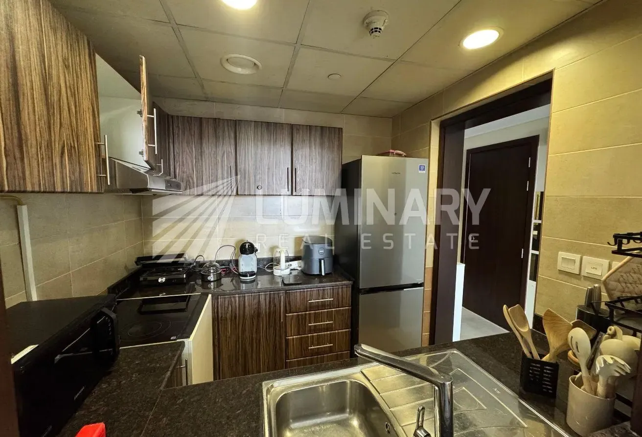 1 BR Apartment in Liwan with Covered Parking