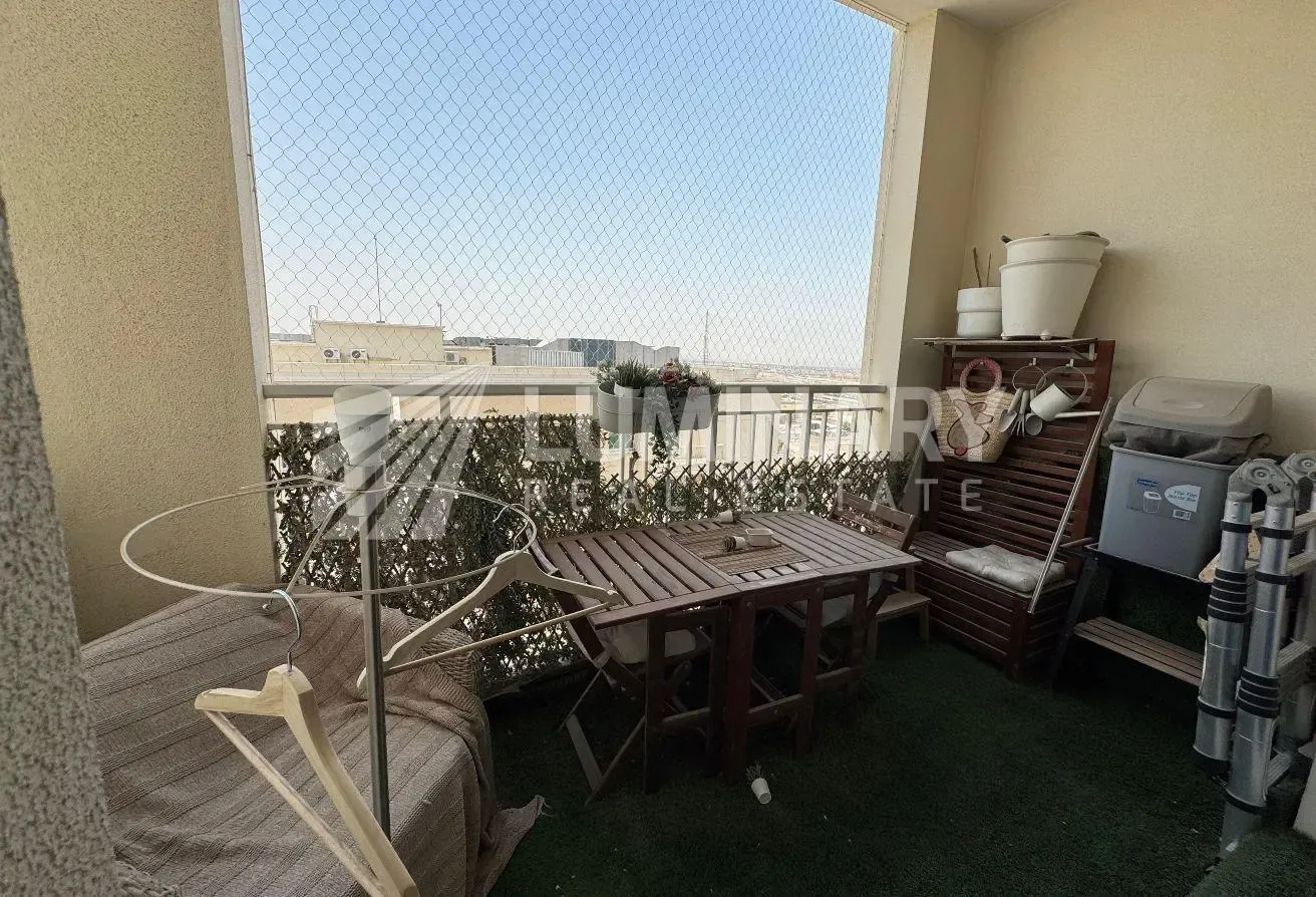 1 BR Apartment in Liwan with Covered Parking
