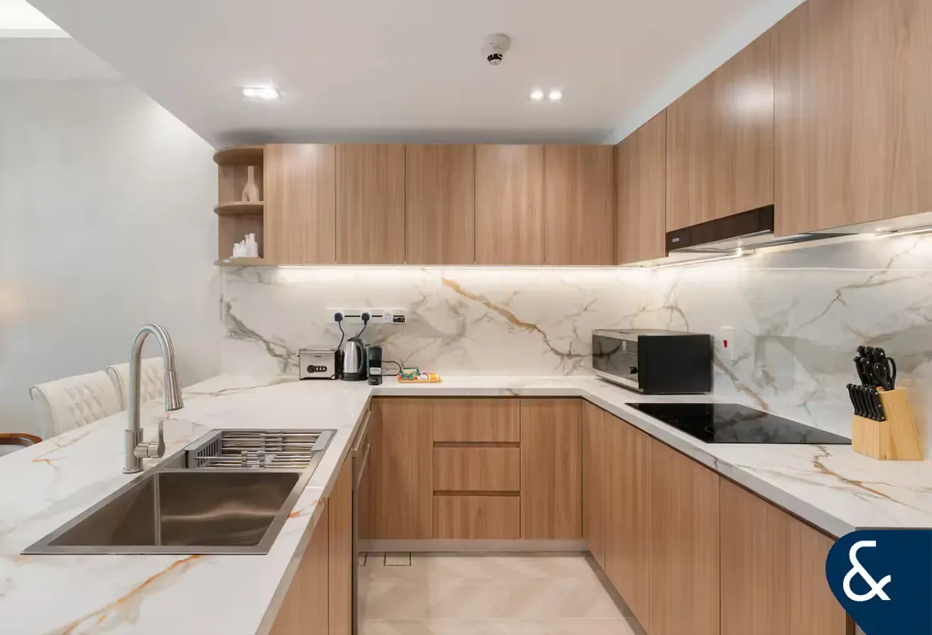 Modern 1 Bed | Fully Upgraded | Furnished