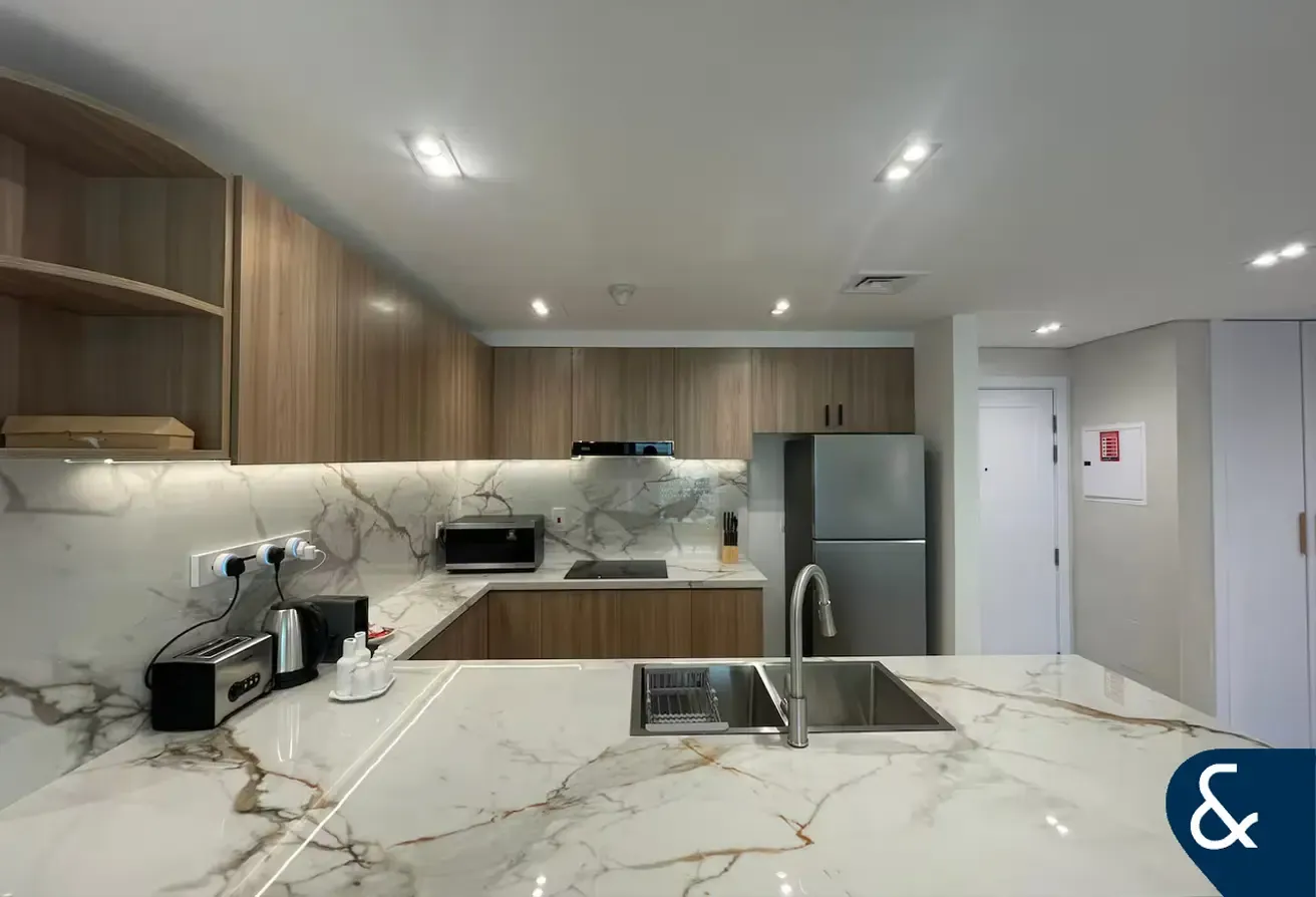 Modern 1 Bed | Fully Upgraded | Furnished