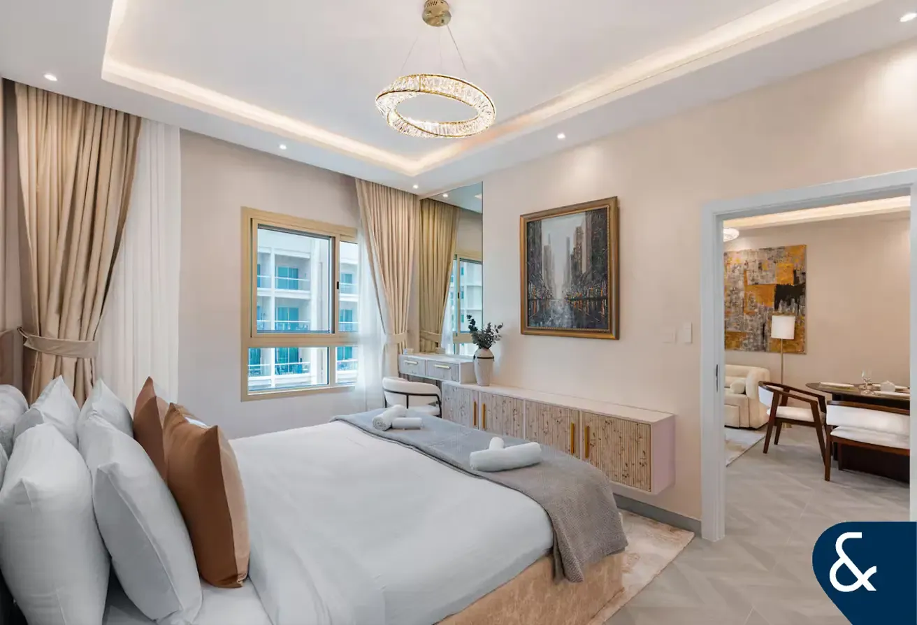 Modern 1 Bed | Fully Upgraded | Furnished