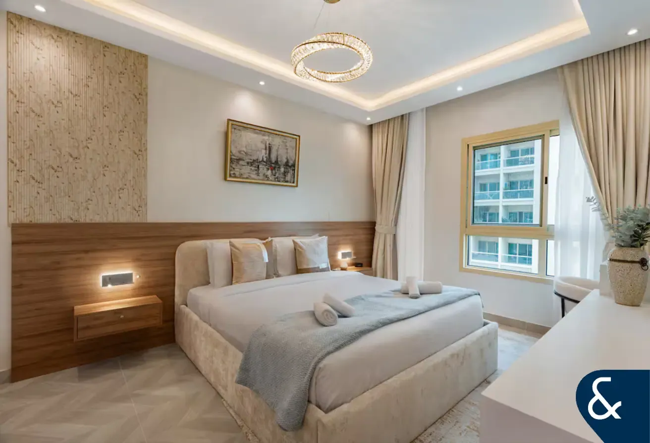 Modern 1 Bed | Fully Upgraded | Furnished