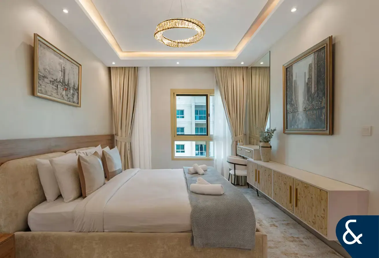 Modern 1 Bed | Fully Upgraded | Furnished
