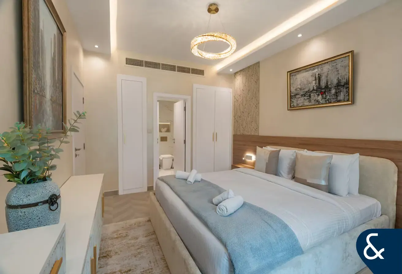 Modern 1 Bed | Fully Upgraded | Furnished
