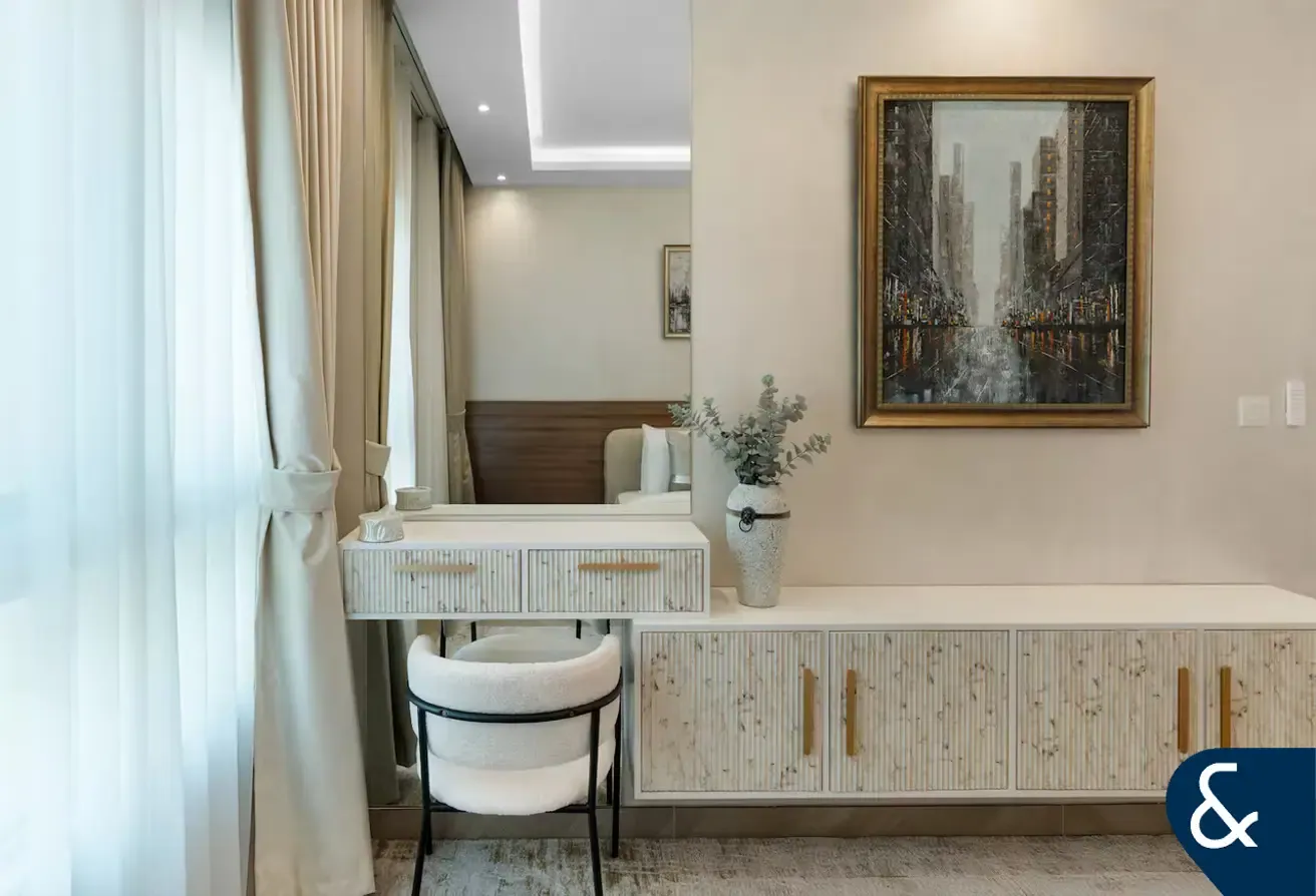 Modern 1 Bed | Fully Upgraded | Furnished