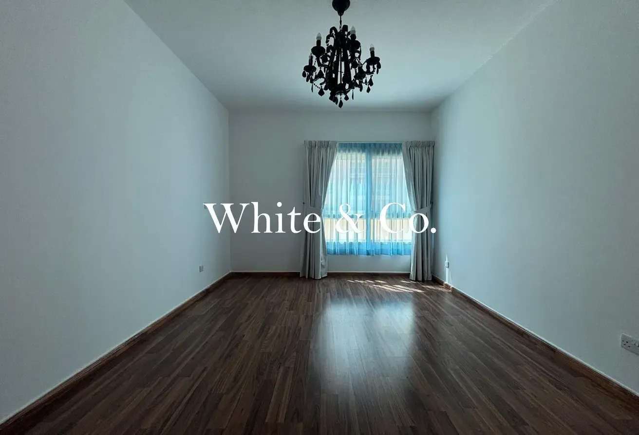 LARGE TERRACE | VACANT | WELL MAINTAINED