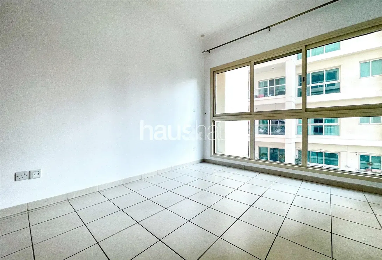 Tenanted | Mid-floor | Corner Unit |