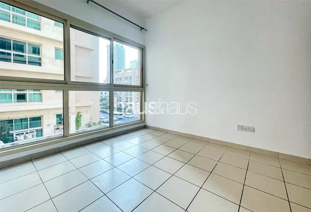 Tenanted | Mid-floor | Corner Unit |