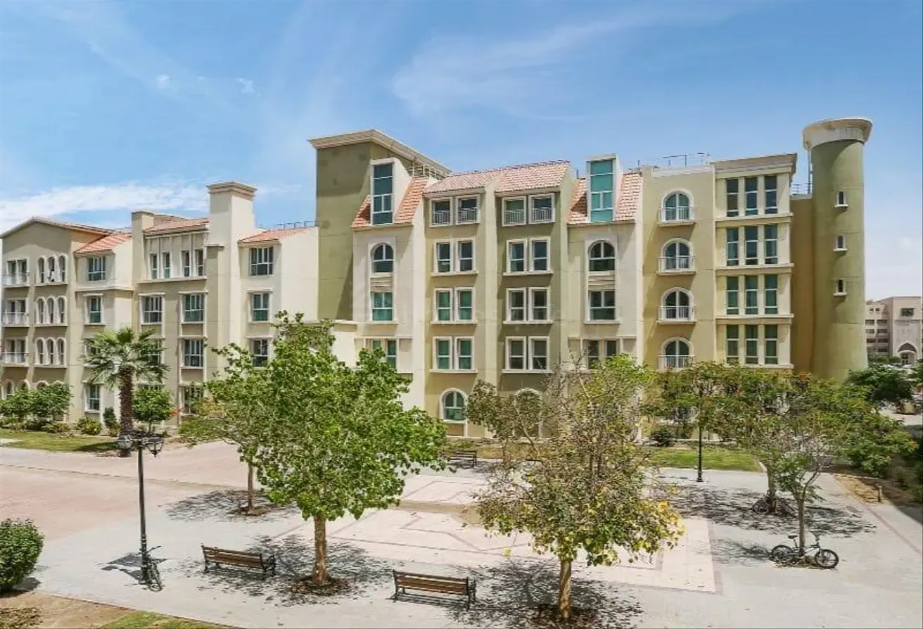 Spacious 2BR | Near Metro | Community View