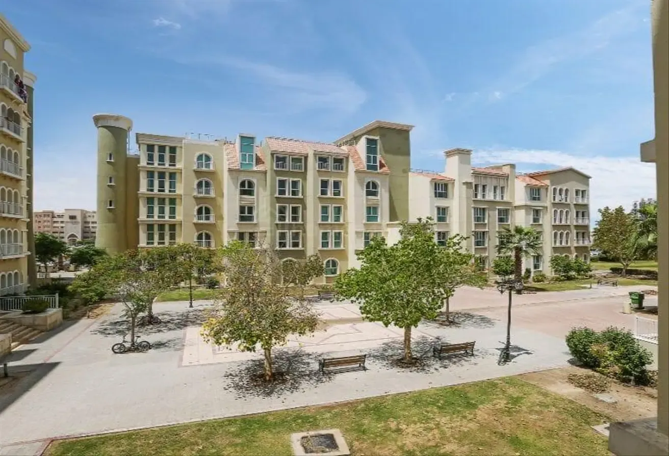 Spacious 2BR | Near Metro | Community View