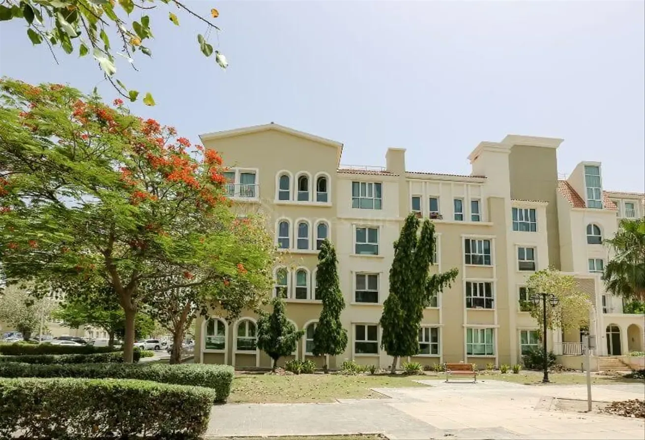 Spacious 2BR | Near Metro | Community View