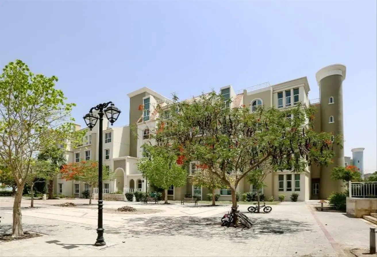 Spacious 2BR | Near Metro | Community View