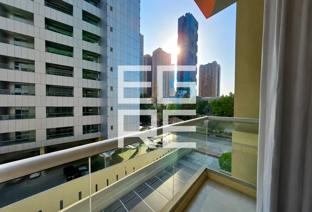 Chiller, Gas & Wifi Included | Weekly Cleaning | Near Metro