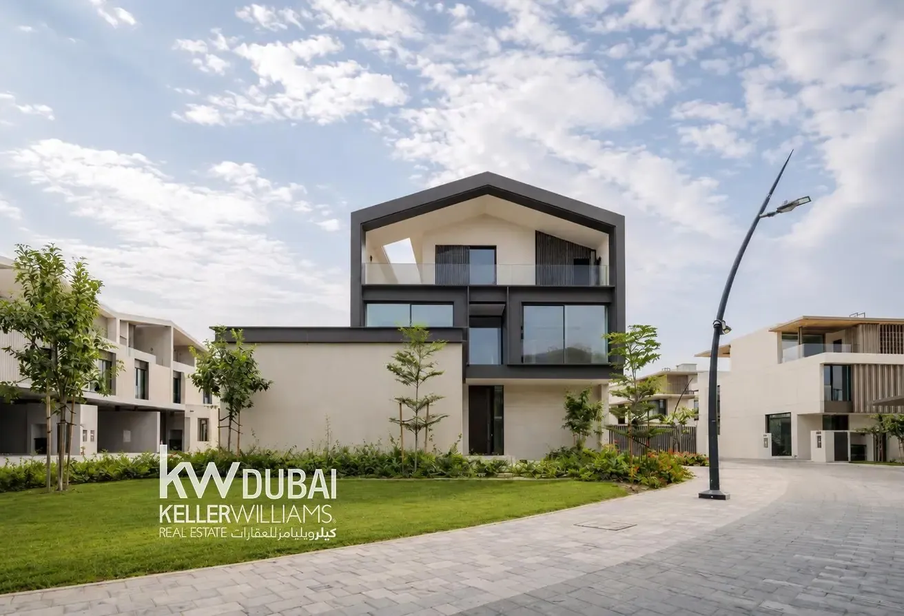 Prime Corner Villa | Expansive Plot | 5 Bedrooms