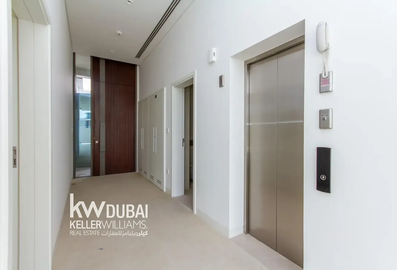 Prime Corner Villa | Expansive Plot | 5 Bedrooms