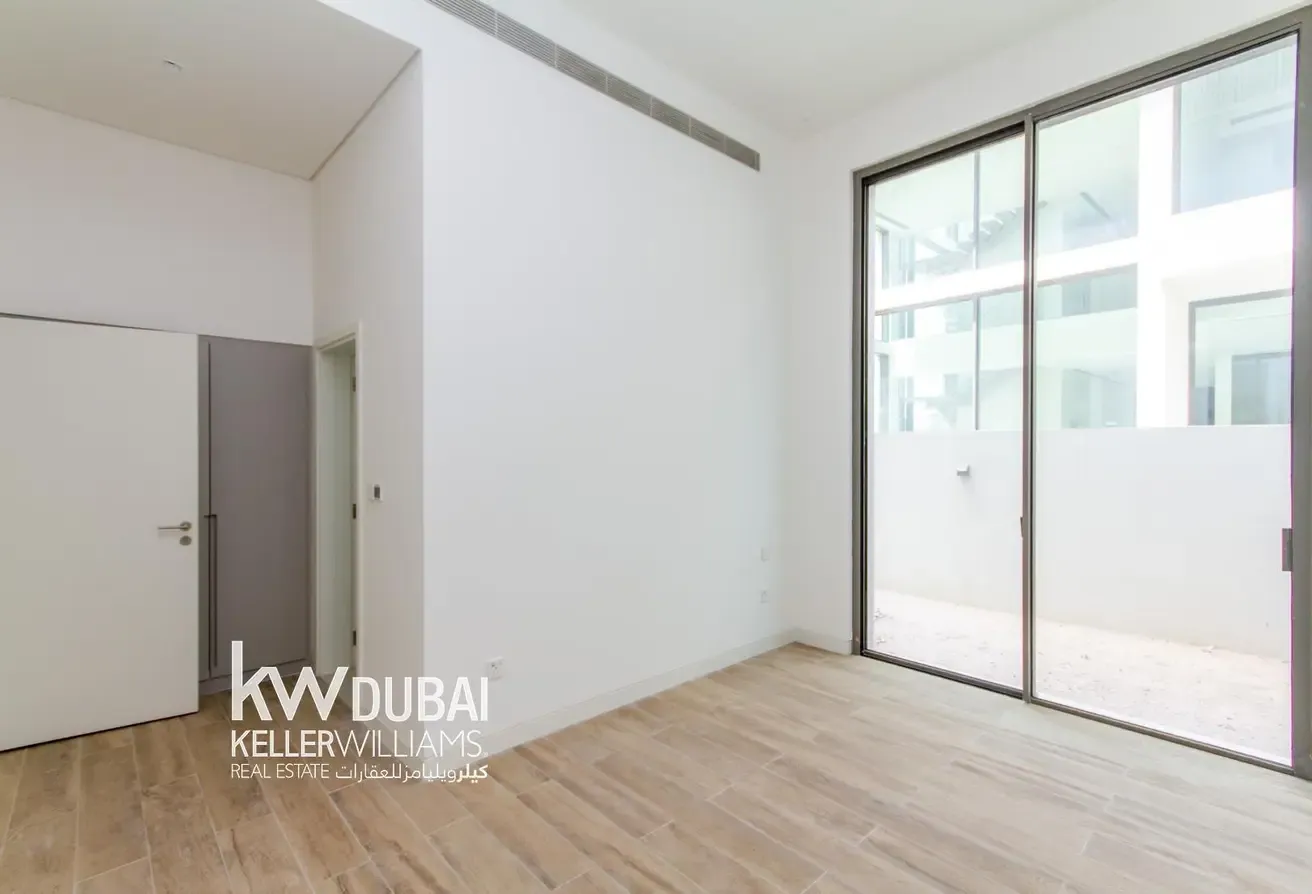 Prime Corner Villa | Expansive Plot | 5 Bedrooms