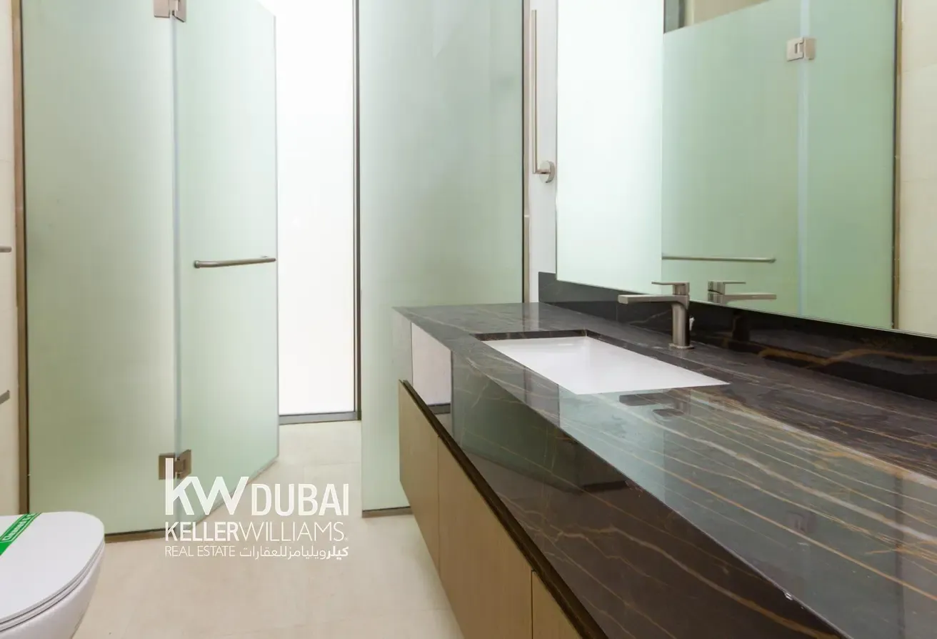 Prime Corner Villa | Expansive Plot | 5 Bedrooms