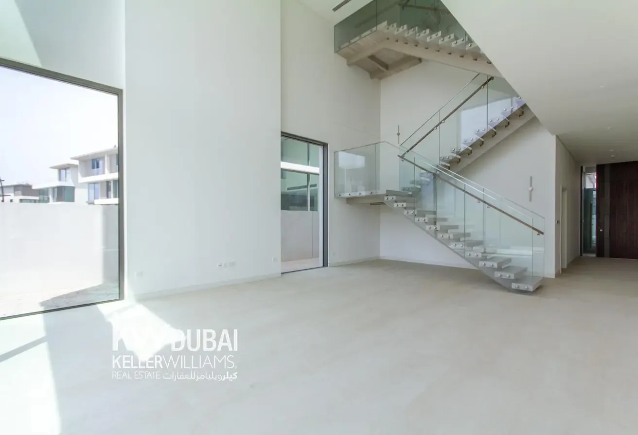 Prime Corner Villa | Expansive Plot | 5 Bedrooms