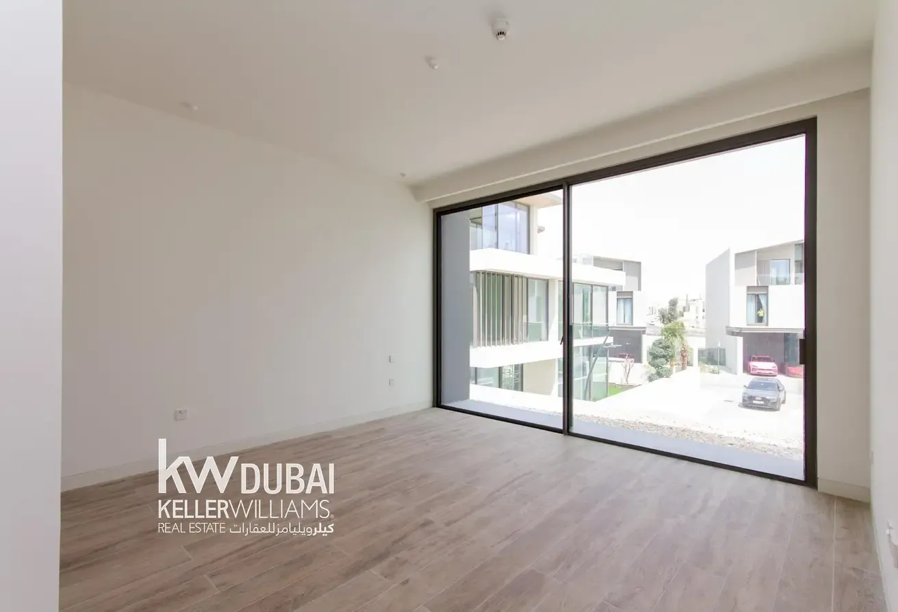 Prime Corner Villa | Expansive Plot | 5 Bedrooms