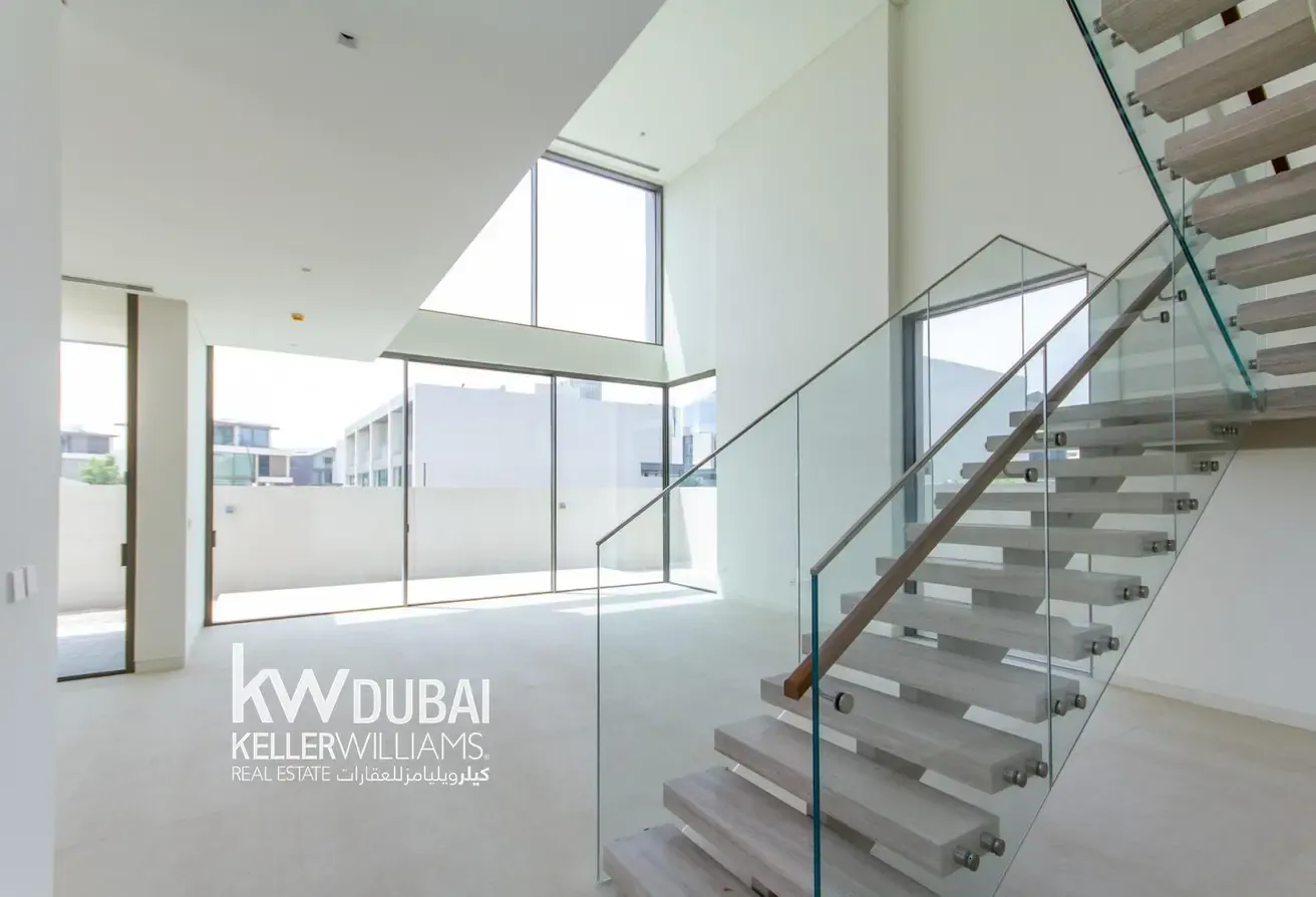 Prime Corner Villa | Expansive Plot | 5 Bedrooms