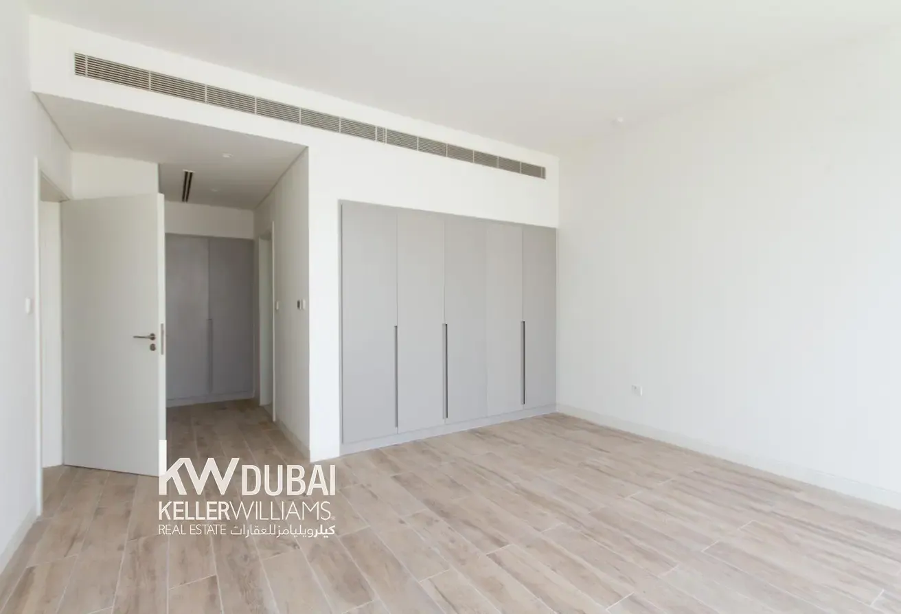 Prime Corner Villa | Expansive Plot | 5 Bedrooms