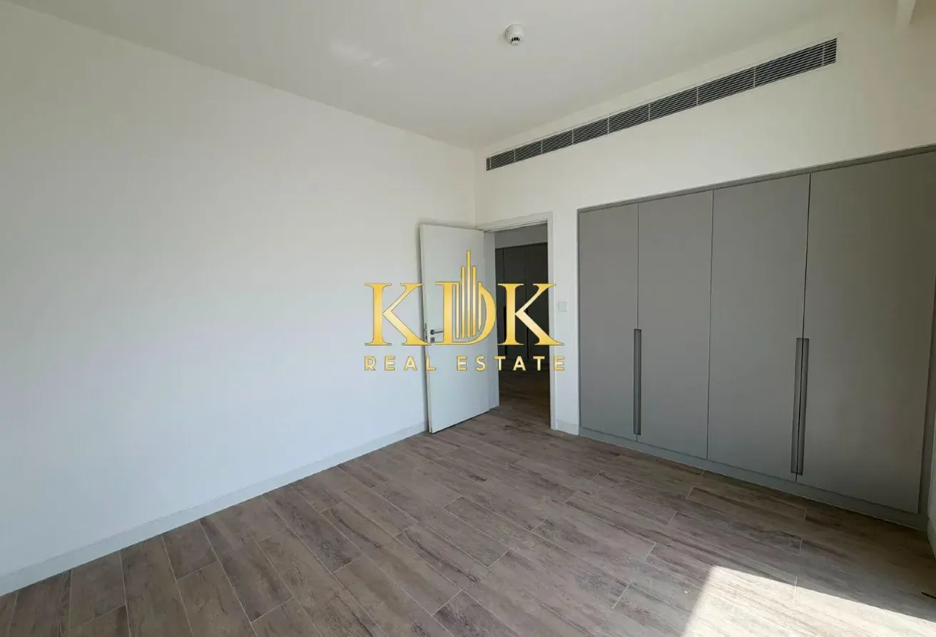 Corner Unit | Single Row | Spacious Layout