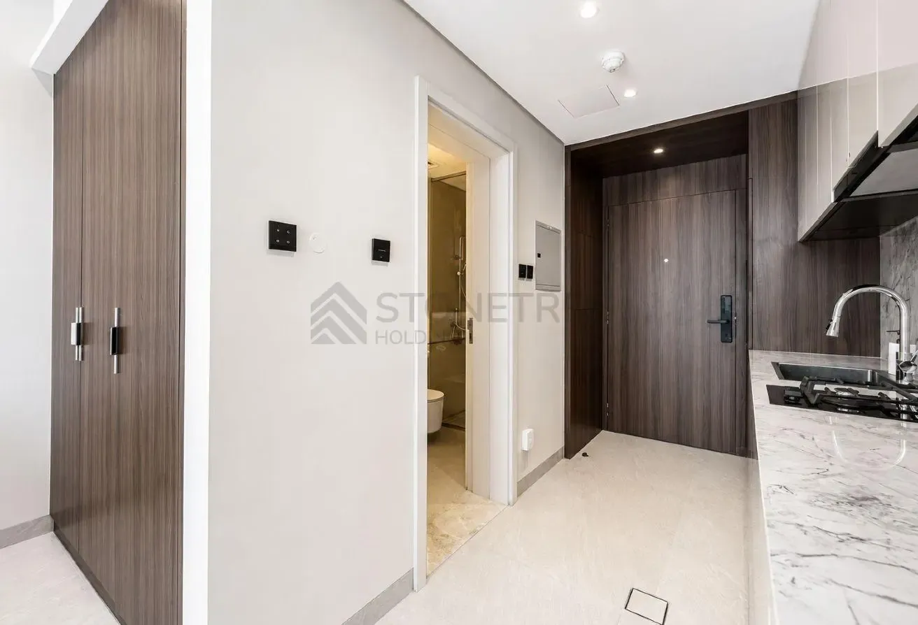 12 CHEQUES | Brand New Studio