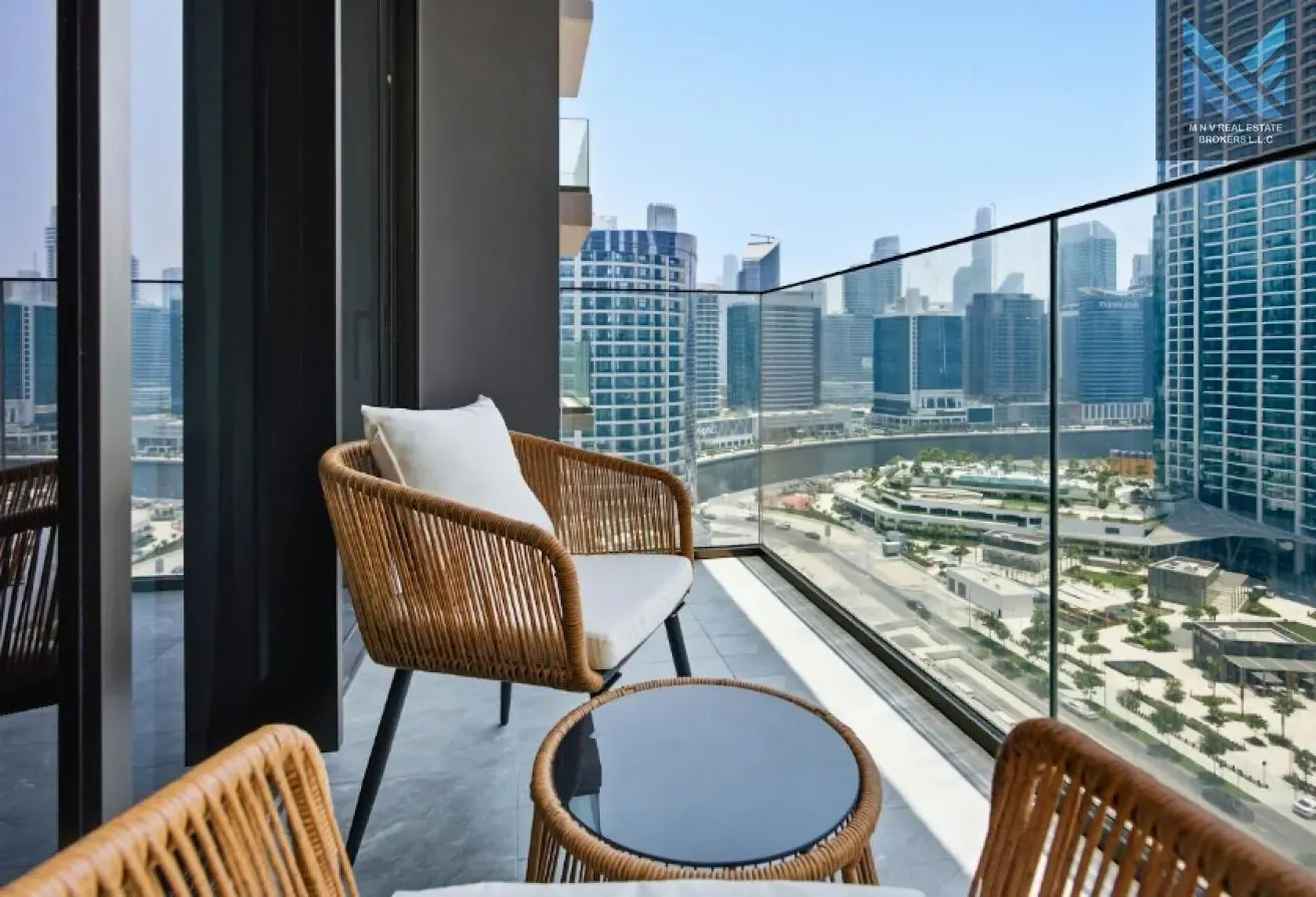 The Best Studio in Peninsula Two | Canal Views