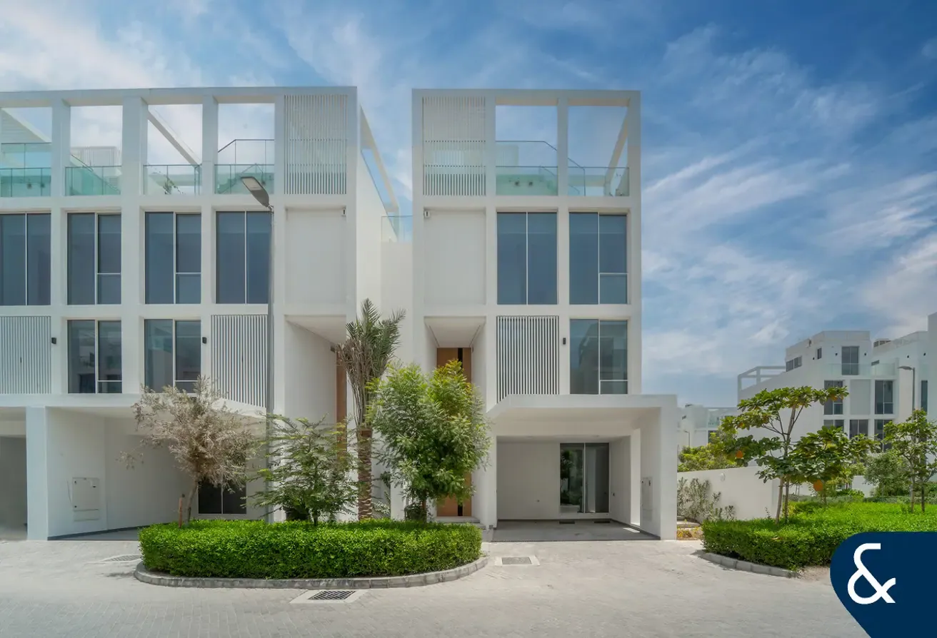 Corner | Close to the Bay | 2586.46 Sq Ft