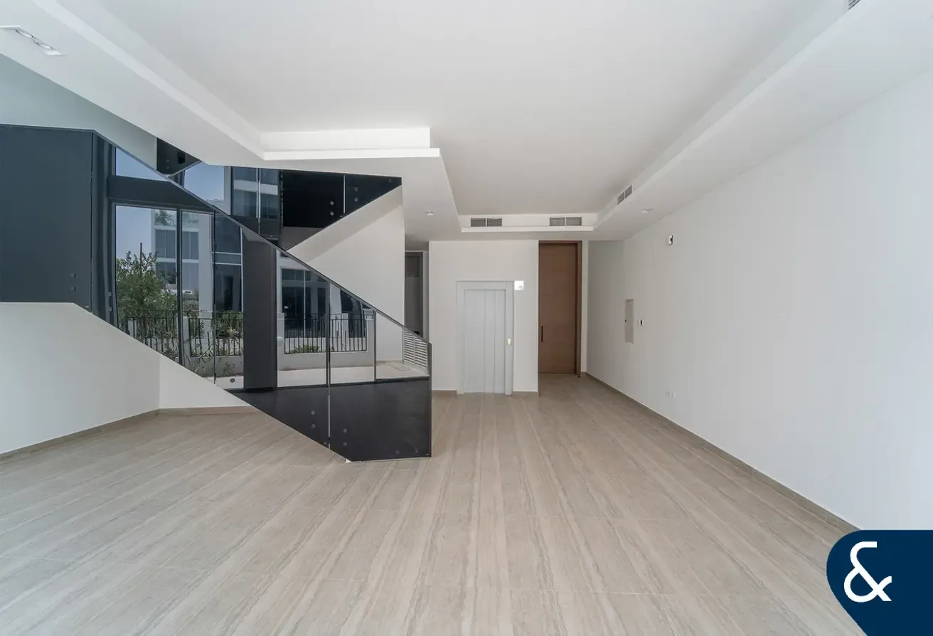 Corner | Close to the Bay | 2586.46 Sq Ft