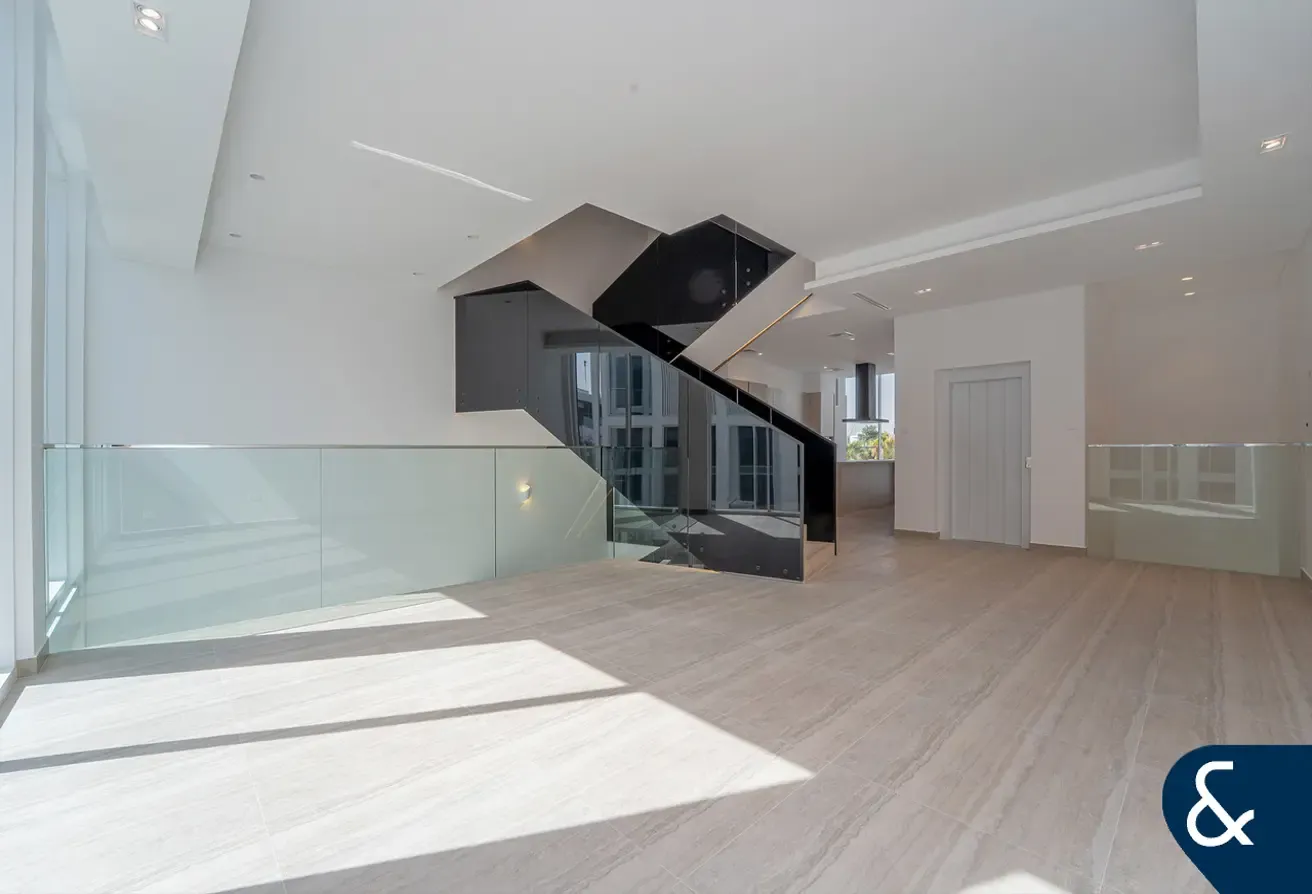Corner | Close to the Bay | 2586.46 Sq Ft