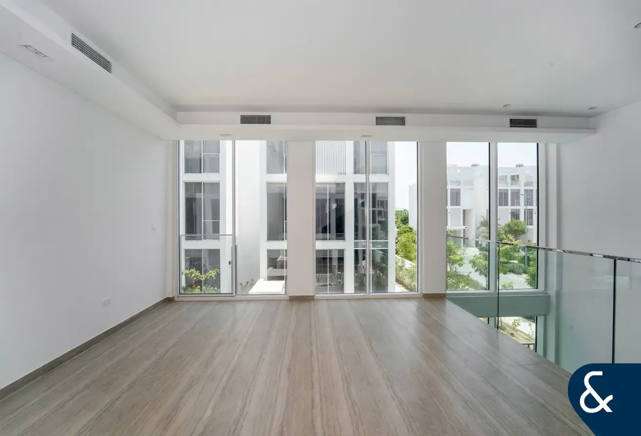 Corner | Close to the Bay | 2586.46 Sq Ft