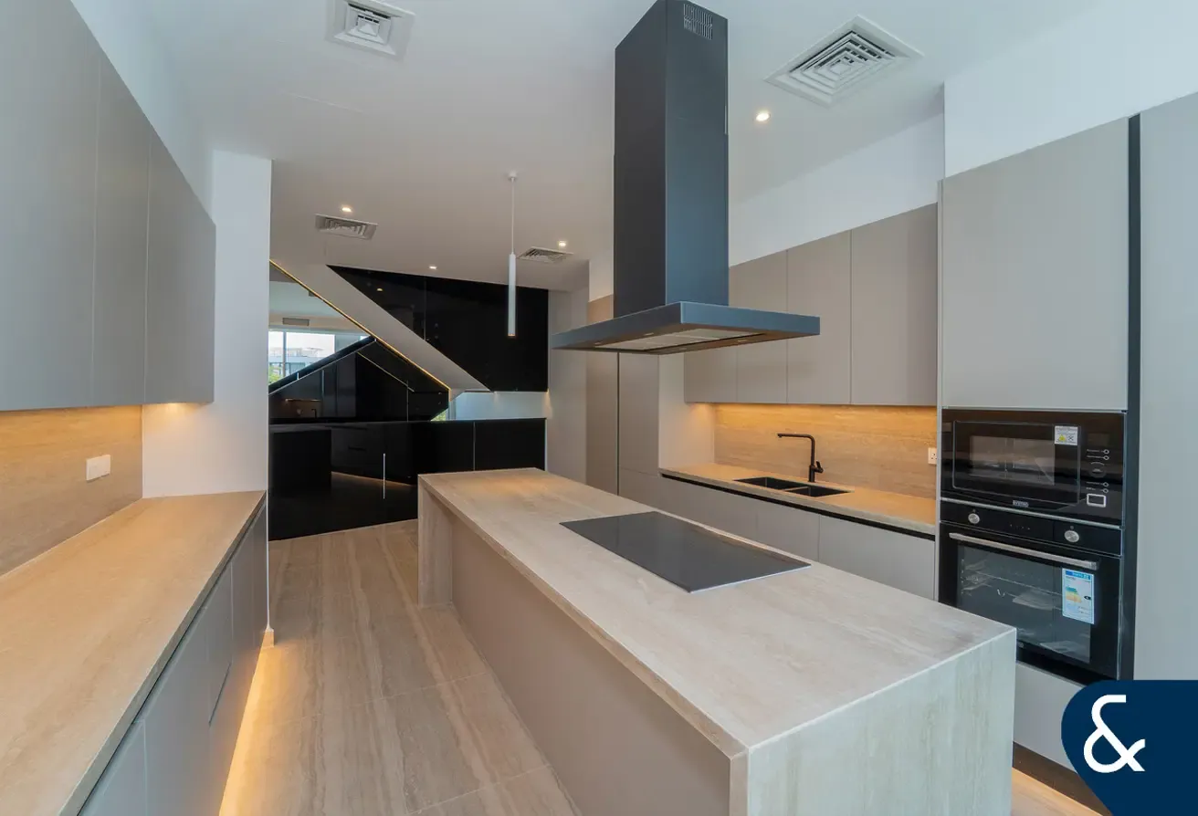 Corner | Close to the Bay | 2586.46 Sq Ft