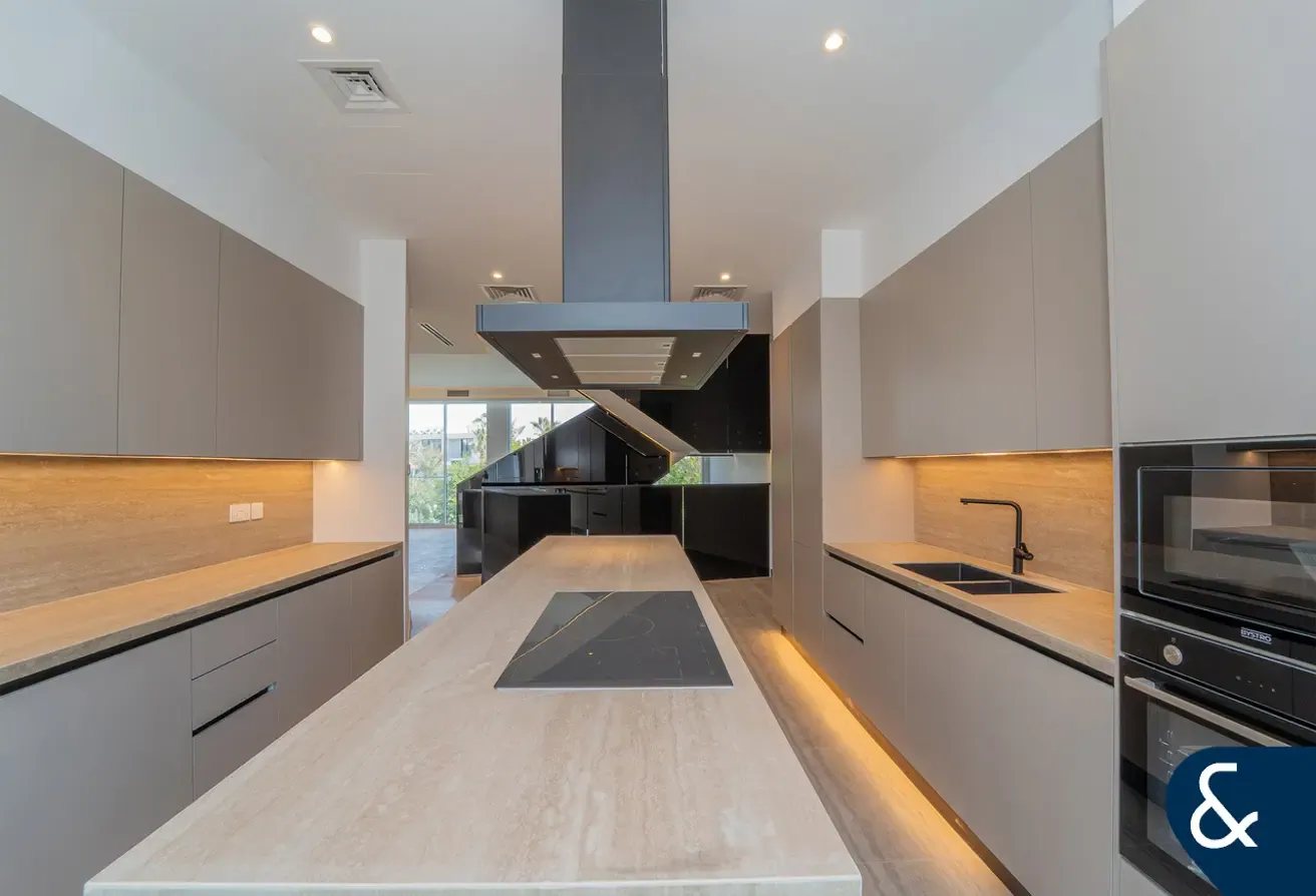 Corner | Close to the Bay | 2586.46 Sq Ft