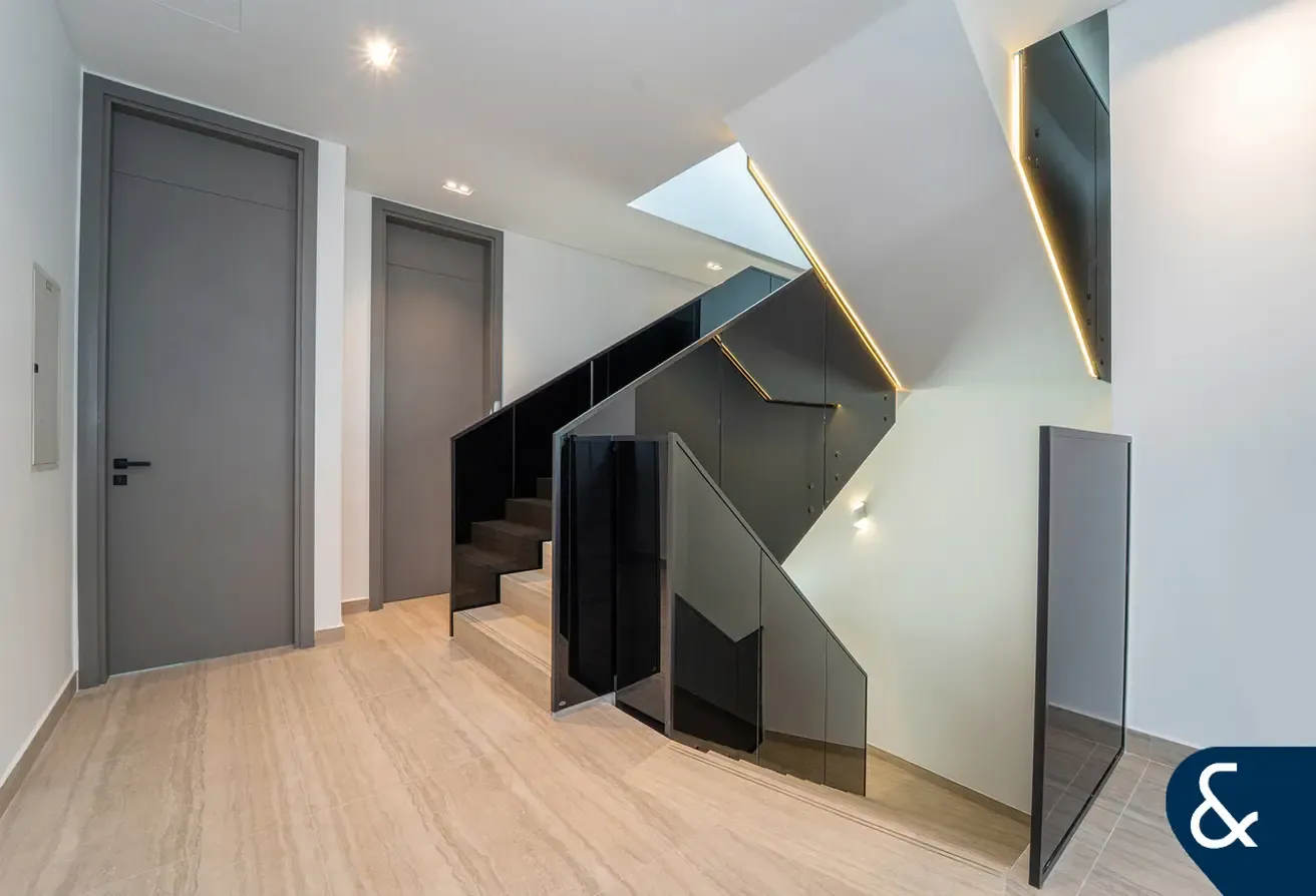 Corner | Close to the Bay | 2586.46 Sq Ft