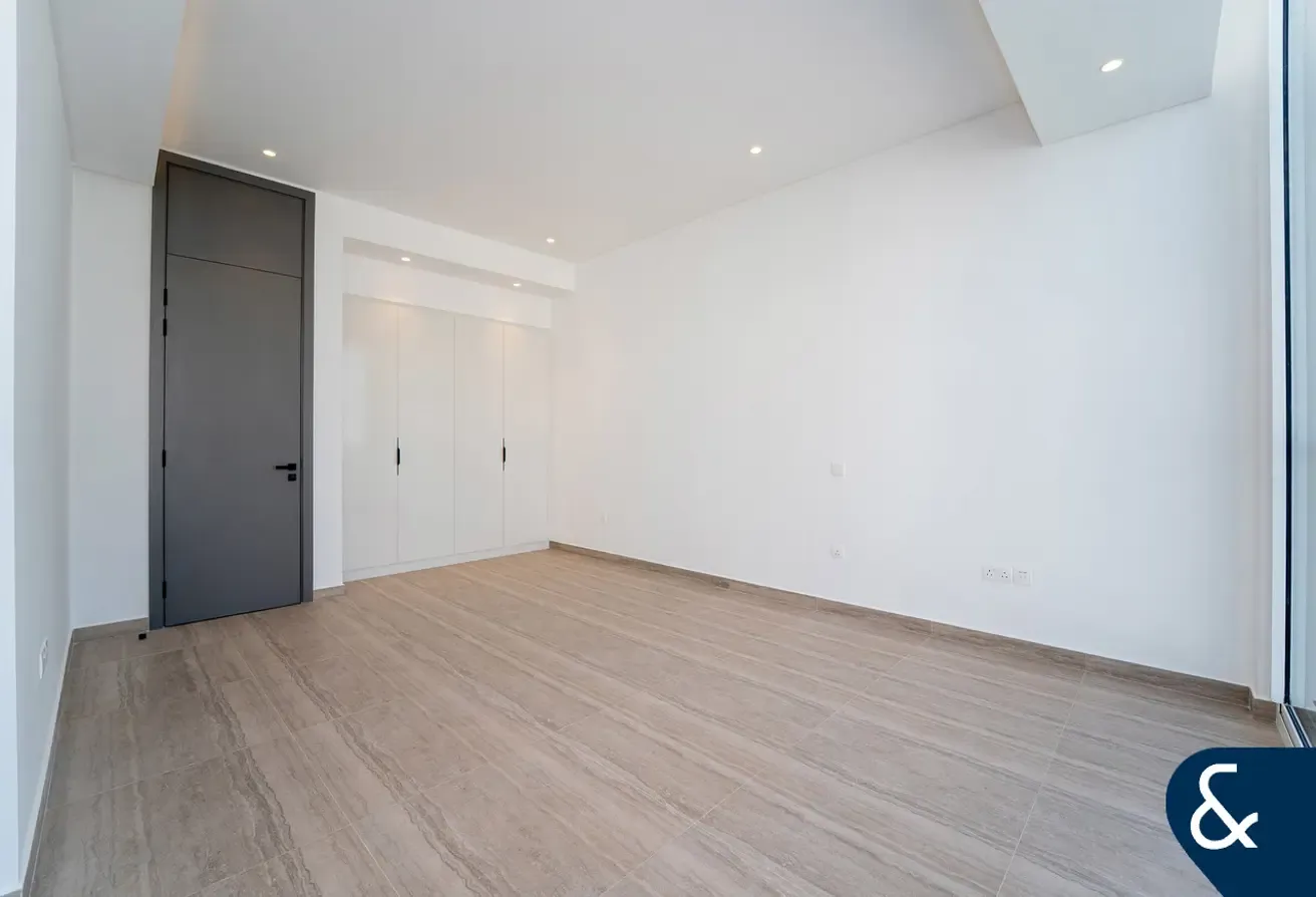 Corner | Close to the Bay | 2586.46 Sq Ft
