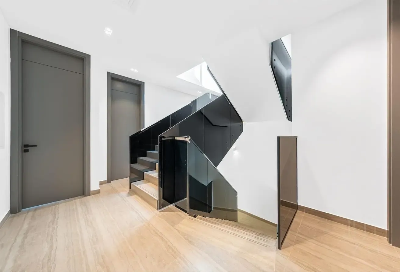 Brand new | 14 months | Easy access to Bay