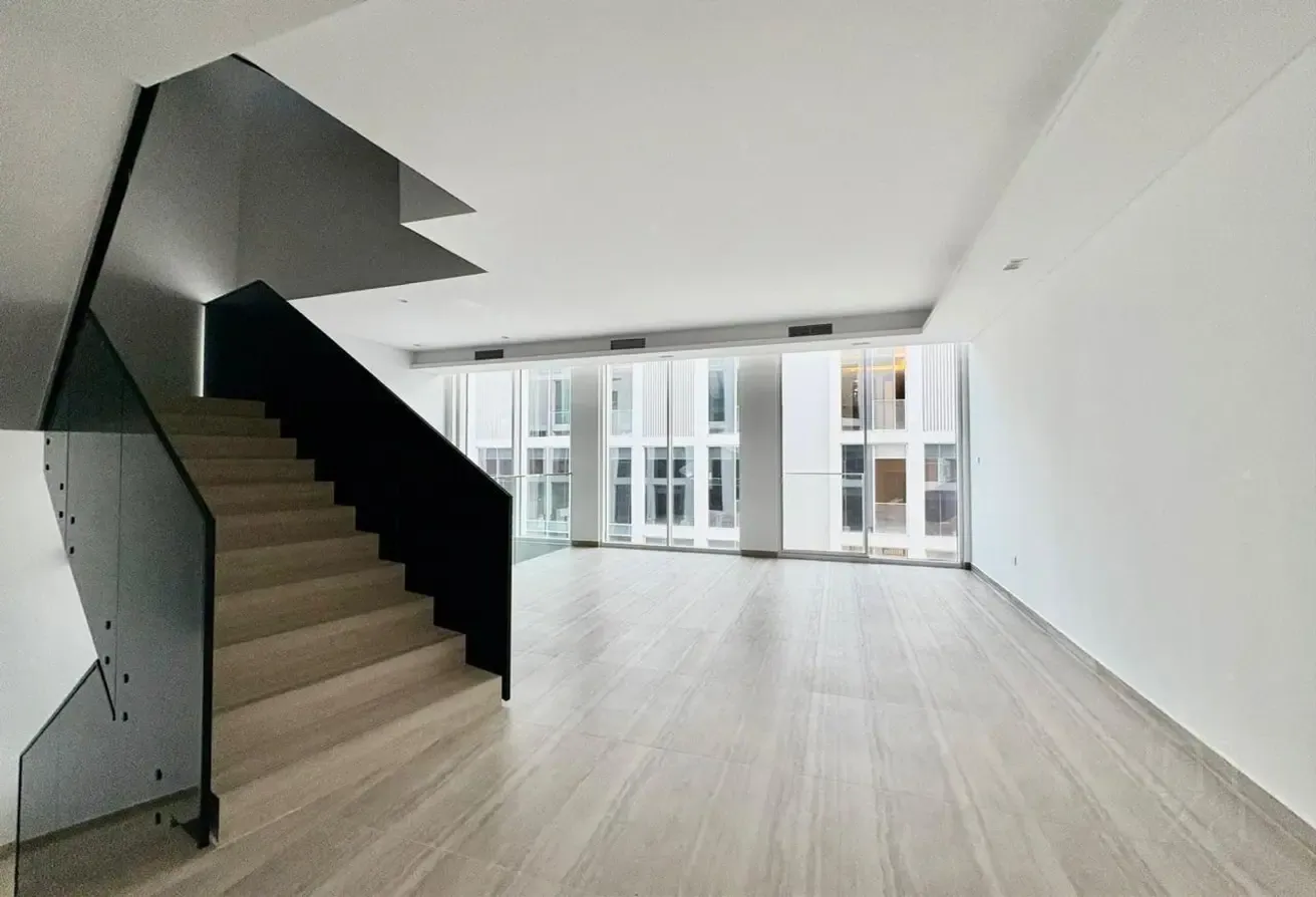 Brand new | 14 months | Easy access to Bay