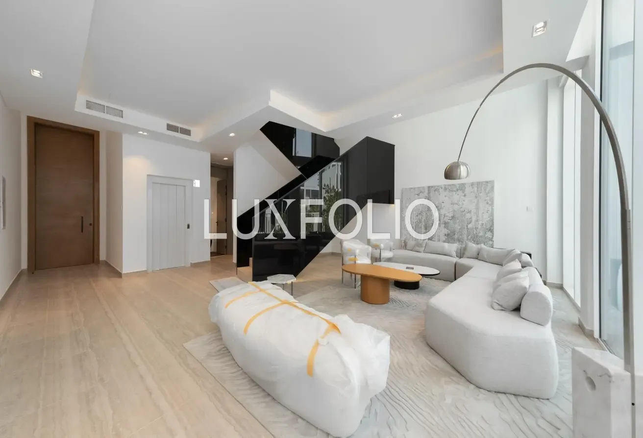 4 Bed | Corner Unit | Vacant | Wraparound Windows