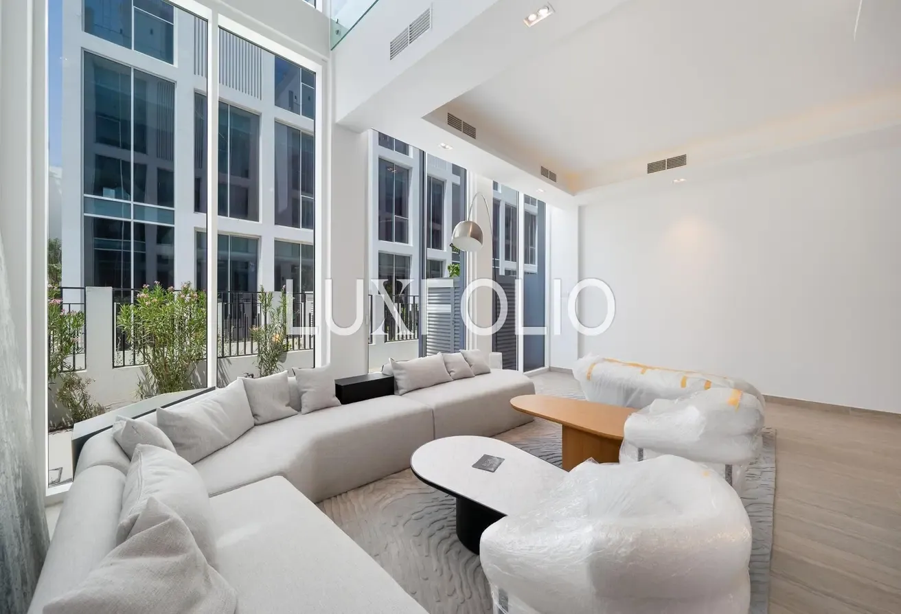 4 Bed | Corner Unit | Vacant | Wraparound Windows