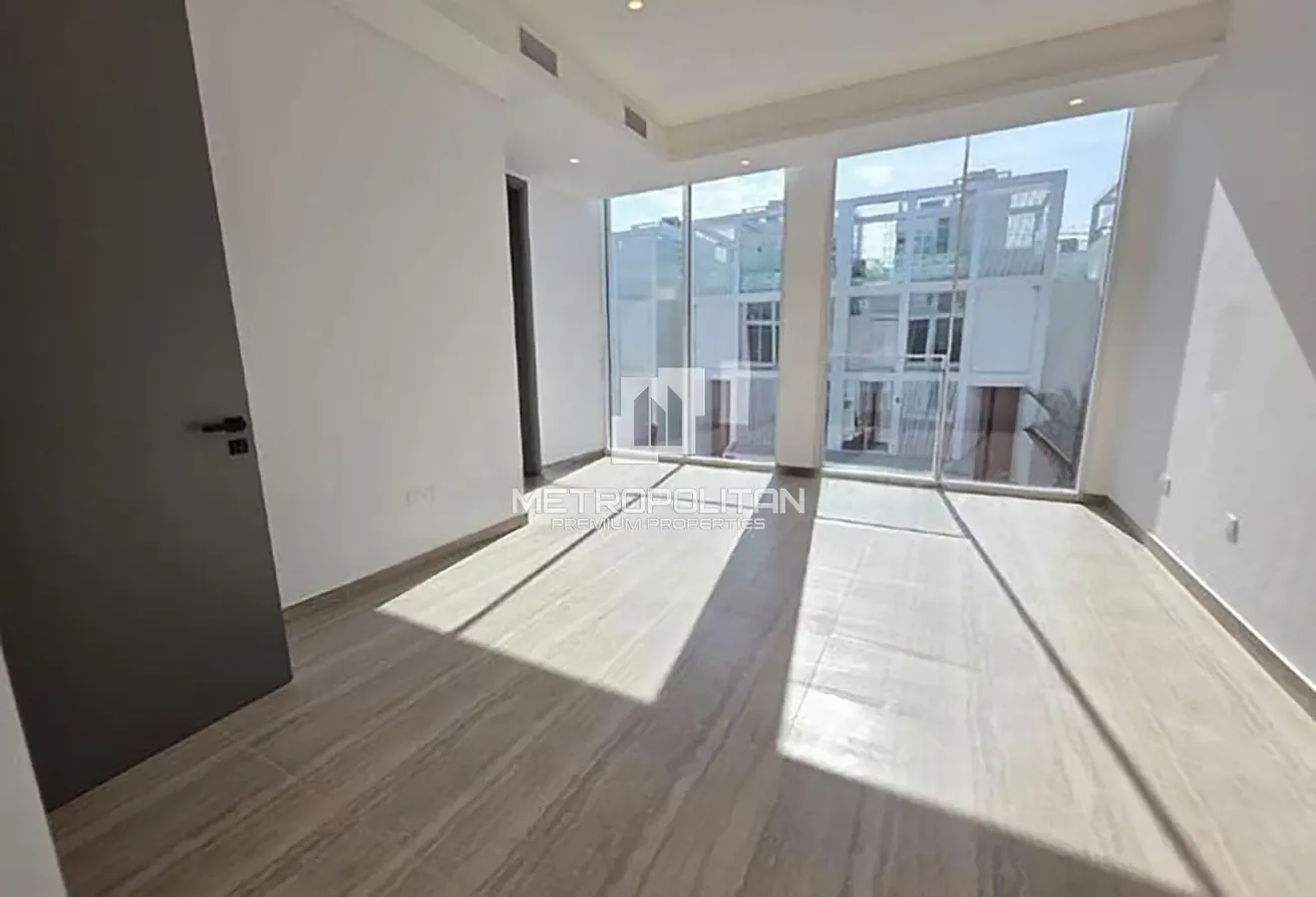 Luxury Living | Large Layout | Move In Now