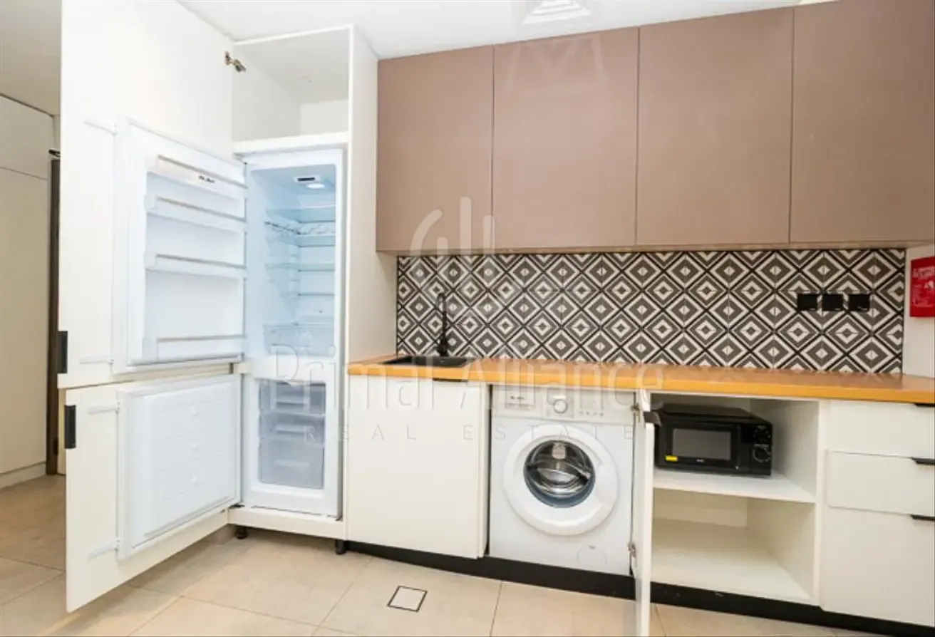 Spacious Layout | High Floor | Community View