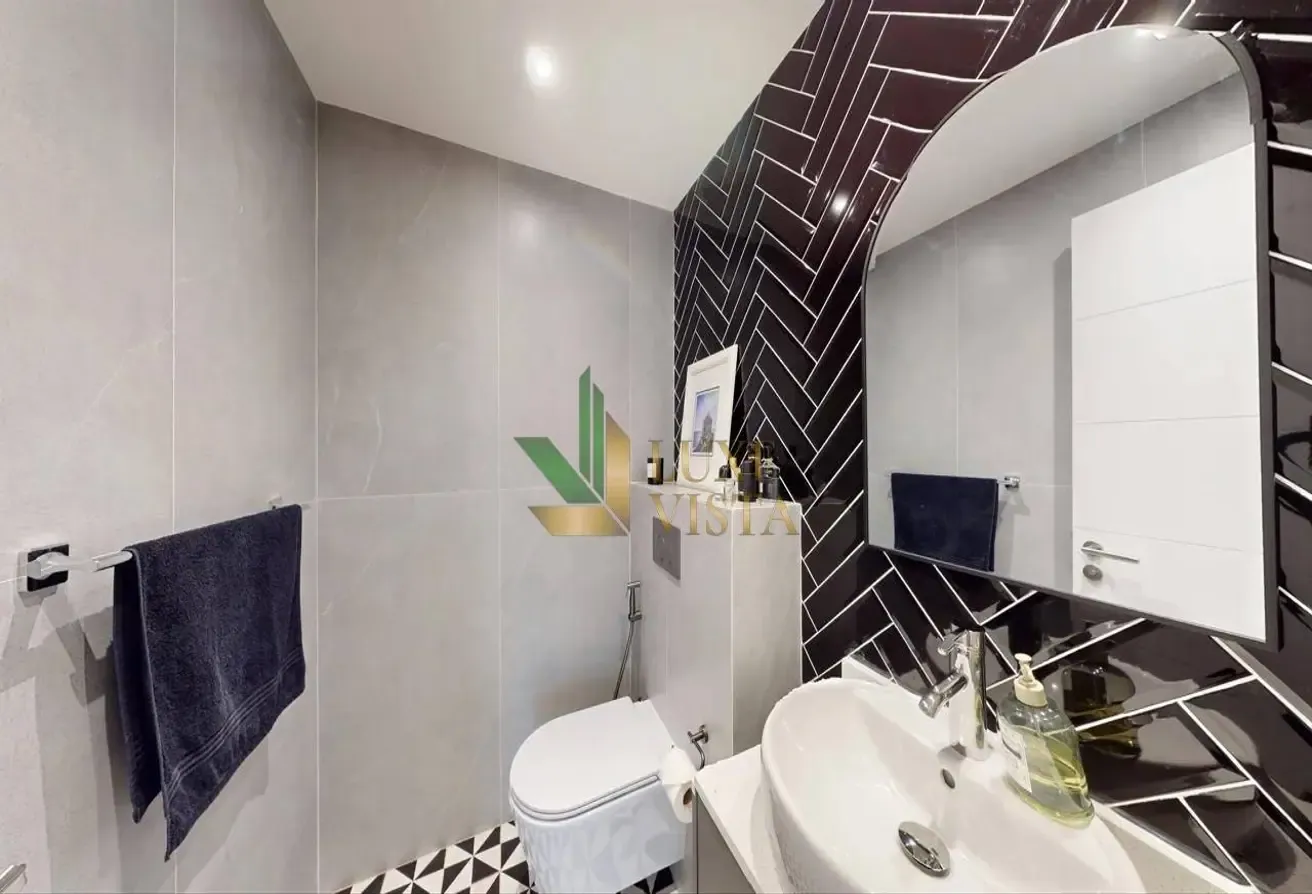 Fully Renovated | Burj View | Corner Unit