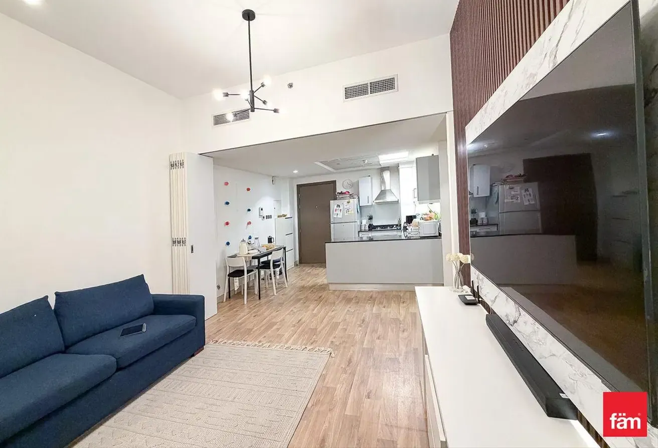 Vacant | Convertible 2 Beds | Upgraded | Furnished